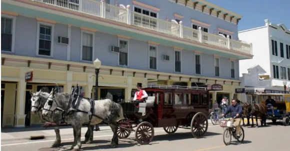 Mackinac, la isla estadounidense donde los autos están prohibidos desde hace más de un siglo y “el caballo es el rey”