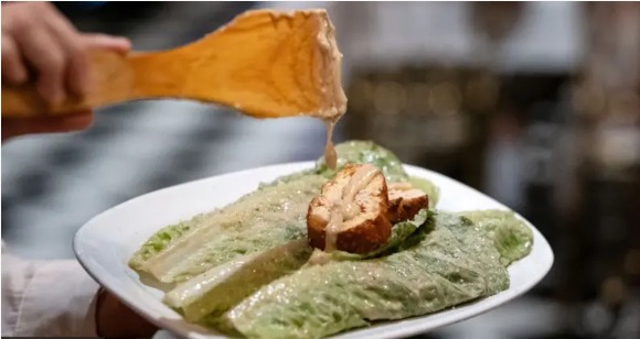 Cómo se creó la ensalada César en la frontera entre México y Estados Unidos (y por qué es un símbolo de la globalización)