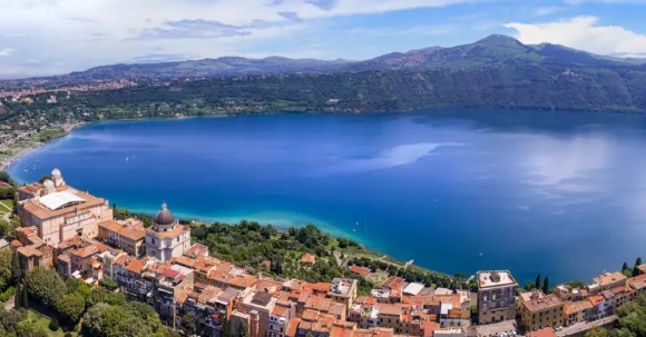 Cómo es Castel Gandolfo, el palacio de verano de los papas que es más grande que el Vaticano y que León XIV ha vuelto a usar para vacacionar
