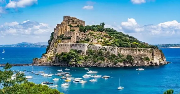 Aenaria: la fascinante historia de la ciudad italiana que quedó sumergida hace 2.000 años tras una erupción volcánica