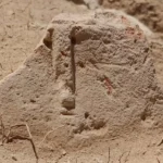 Parece una piedra con una forma de T pero se trata de un descubrimiento histórico