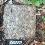 ¿Cómo llegó una lápida funeraria de época romana hasta un jardín de Nueva Orleans?
