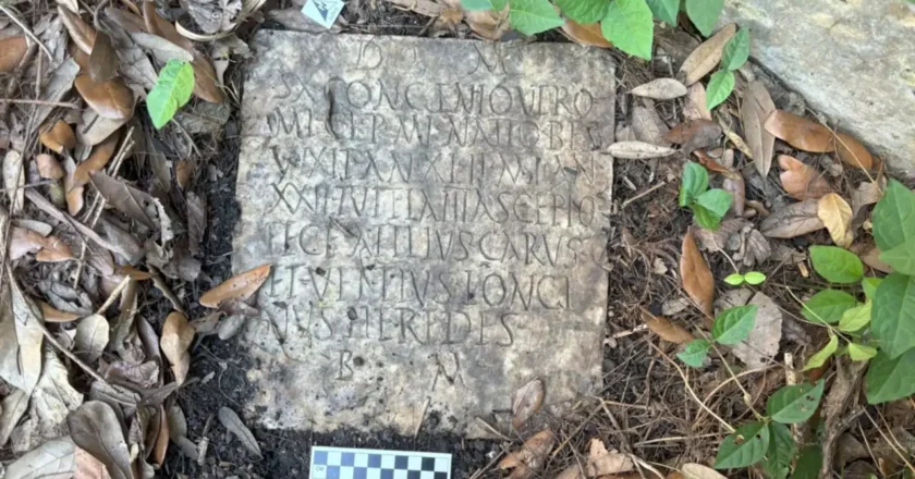 ¿Cómo llegó una lápida funeraria de época romana hasta un jardín de Nueva Orleans?