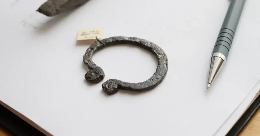 Encuentran un misterioso anillo y un alfiler que saca a la luz una ruta de guerra vikinga