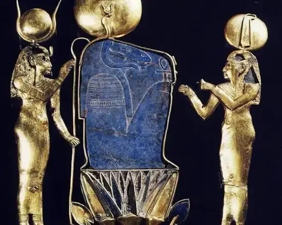 El magnífico pectoral de oro y lapislázuli de la reina Kama descubierto en Leontópolis